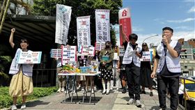 冒風險防疫卻被要回津貼，讓醫護今日在聯醫和平院區外怒吼。（圖／記者簡浩正攝影）