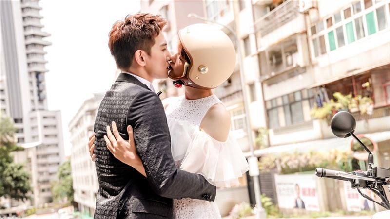 劉奕兒女扮男裝上癮！曝「後遺症在胸部」