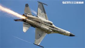 空軍清泉崗基地有IDF戰機單機特技時發動機圖冒火，平安降落。（圖／民眾提供）