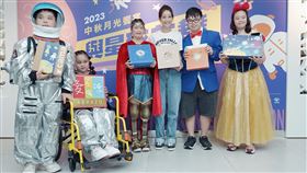 唐氏症基金會推多款中秋經典禮盒唐氏症基金會今年推出多款中秋禮盒，化身為星球寶寶的唐寶寶、身心障礙者與公益大使謝欣穎（右3）合影。唐氏症基金會表示，希望在中秋時分大家能品嘗這些美味精緻月餅與特色美味，給予身心障礙青年最好的鼓勵與支持。（唐氏症基金會提供）中央社記者陳婕翎傳真  112年8月10日