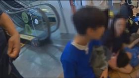 11歲男童右腳遭大直美麗華電扶梯捲入受傷。（圖／翻攝畫面）