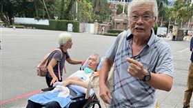 植物人張振聲父母台大陳情（2）23年前就讀台灣大學的張振聲（左2）在校內打球昏倒後成為植物人，張振聲父母10日到台大陳情，希望因應物價調漲，將協助照顧費用從每年新台幣55萬元調高到65萬元。中央社記者陳至中台北攝  112年8月10日