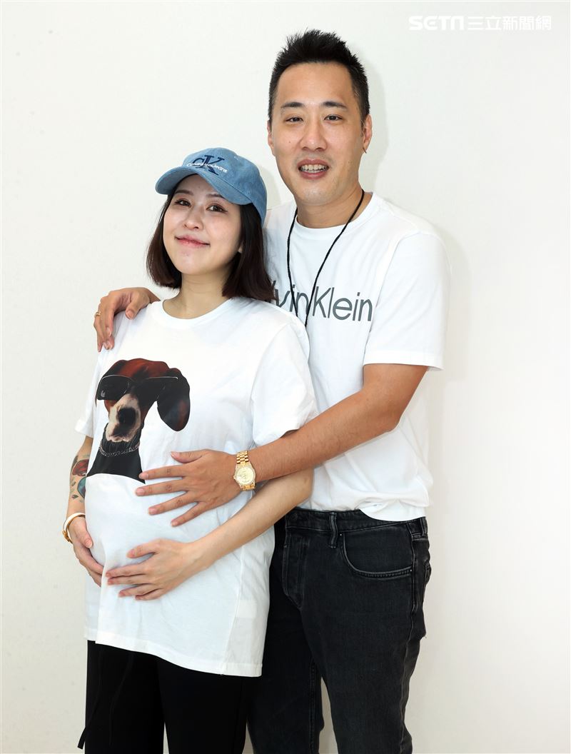 余祥銓陪老婆柔柔產檢。（圖/記者邱榮吉攝影）