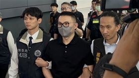 錢帥君同居人、綽號「小明」的郭哲敏涉及地下匯兌、檢警貪瀆案逃亡泰國，我司法單位通報泰國警方，由泰警上月27日在曼谷逮捕郭哲敏。警政署長黃明昭率刑事警察局長周幼偉、國際科長李泱輯親赴泰國拜會協商，泰方允諾加速遣返，今天中午由刑事局幹員派人赴曼谷押送郭哲敏返台，下午3點45分抵達桃園機場，落地後警方當場逮捕，郭哲敏戴上手銬、腳鐐解送新北地檢署。記者李依璇攝影