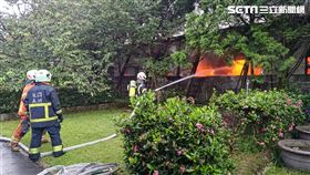 桃園市大溪區原木家具工廠發生大火。（圖／翻攝畫面）