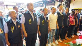 侯友宜：會用生命守護台灣國民黨總統參選人侯友宜（前左4）10日到台中市南屯區參拜萬和宮，他向在場鄉親強調，會用生命保護台灣、守護台灣，保佑所有台灣人民平順、順事、無歹事。（萬和宮提供）中央社記者郝雪卿傳真  112年8月10日