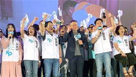 民眾黨4週年黨慶  柯文哲：一起完成政黨輪替台灣民眾黨6日舉行4週年黨慶，主席、總統參選人柯文哲（左5）致詞表示，2024是翻轉台灣命運的轉捩點，我們一起拋開藍綠、完成政黨輪替、打造美好台灣。中央社記者郭建伸攝 112年8月6日