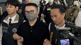 郭哲敏戴上手銬、腳鐐解送新北地檢署。（圖／記者李依璇攝影）