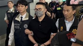 郭哲敏戴上手銬、腳鐐解送新北地檢署。（圖／記者李依璇攝影）