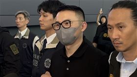 郭哲敏戴上手銬、腳鐐解送新北地檢署。（圖／記者李依璇攝影）