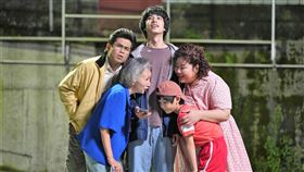 曾敬驊（中）在《我的麻吉4個鬼》中與扮演4個鬼的蔡嘉茵（右起順時針）、洪君昊、陸弈靜、張再興展開一連串有趣又感人的故事。（圖／甲上娛樂提供）