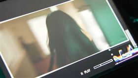 《粽邪3：鬼門開》拍到靈異畫面（後方）。（圖／華影國際提供）