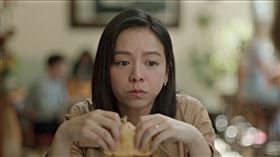 宋芸樺在《我的天堂城市》異鄉打拼，邊吃三明治邊哭。（圖／滿滿額娛樂提供）