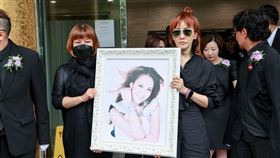 李玟二姐手捧遺照（圖／記者鄭尹翔）