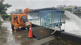 台南雷鳴降雨  移動式抽水機緊急啟動受西南風影響，台南10日清晨起雷鳴降雨不停歇，台南市政府緊急啟動35座抽水站及移動式抽水機，已抽水逾210萬公噸。（台南市政府提供）中央社記者張榮祥台南傳真  112年8月10日