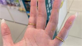 客人亂丟髒尿布　她滿手屎崩潰喊：有陰影　（圖／翻攝自爆怨2公社）