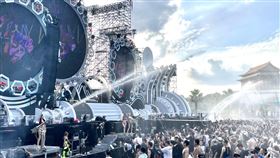  S2O潑水音樂祭現場人潮湧現。（圖／記者蕭翰弦攝影）