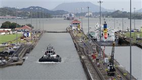 巴拿馬運河https://www.flickr.com/photos/davidstanleytravel/52808129448/in/photolist-2ostt5u-92VC9U-9BMQvd-2kep5AF-2os8NUR-25B7qLj-2osW1Jn-2orLYUA-2kejPwr-2osehax-XEXvBj-5hU3AU-XEXvLC-2osfnBZ-2iqpeJ6-XRThHj