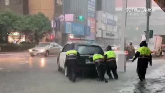 北市警車泡水受困　警冒雨徒手推車畫面曝