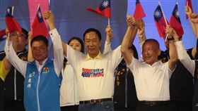 郭台銘苗栗晚會 鍾東錦、徐耀昌站台 鴻海集團創辦人郭台銘（中）舉辦「主流民意大聯盟」造勢晚會，10日在苗栗縣登場，苗栗縣長鍾東錦（左）、前縣長徐耀昌（右）到場站台。中央社記者管瑞平攝 112年8月10日