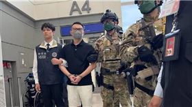郭哲敏由警方荷槍實彈押解回台。（圖／翻攝畫面）