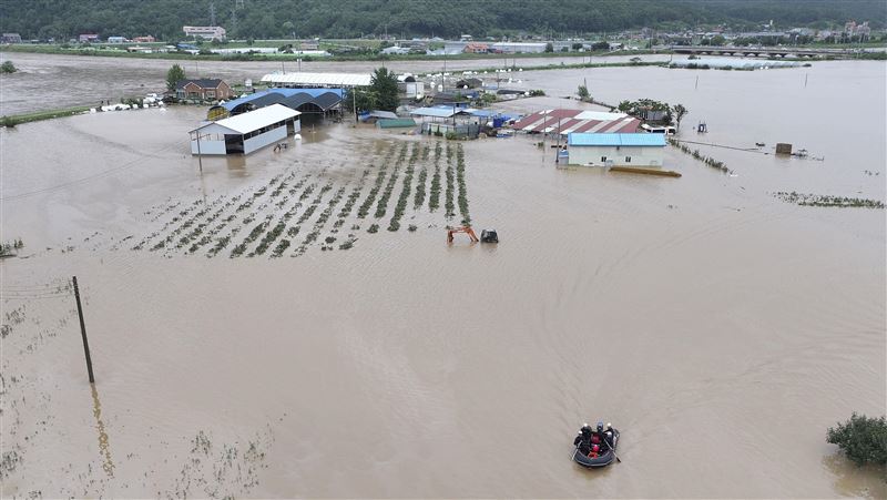 卡努襲南韓！行人過馬路被沖走　撤離萬人