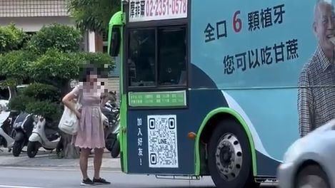 離站上車被拒！婦「肉身」擋公車怒瞪司機