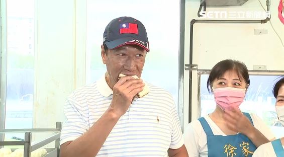 北上和攤商互動　郭台銘：昨到苗栗雨就停