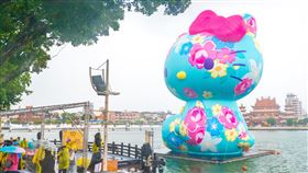 桃園市政府與客家委員會共同主辦世界客家博覽會，也在龍潭大池打造身穿傳統客家藍衫且加入客家花卉元素造型的「Hello Kitty來作客」(桃園市政府提供)