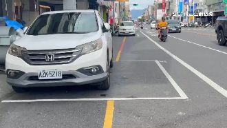 路上奇觀！車格「只停一半」疑規避停車費