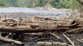 南投縣仁愛鄉暴雨後  濁水溪出現大量漂流木南投縣仁愛鄉暴雨釀山地邊坡坍方、溪水暴漲，連帶下游霧社水庫、濁水溪部分河段出現大量漂流木堆積（圖），農業部林業及自然保育署南投分署11日表示，目前漂流木打撈清理仍在進行，尚未開放撿拾。（林業署南投分署提供）中央社記者蕭博陽南投縣傳真  112年8月11日