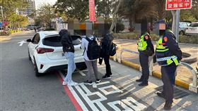 苗栗白牌車收費載送學生  駕駛挨罰10萬吊扣照公路總局新竹區監理所苗栗監理站指出，在竹南火車站執行取締白牌車時，查獲萬姓駕駛違規攬客載4名學生；萬男所駕駛的車輛，車主為其母親，他為賺取車資新台幣180元，遭裁罰10萬元及吊扣牌、駕照4個月。（苗栗監理站提供）中央社記者管瑞平傳真  112年3月10日