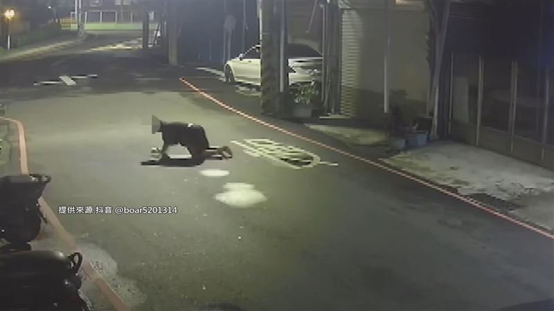 婦半夜爬行　他嚇：以為見鬼…背後藏洋蔥