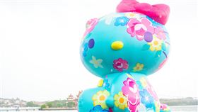 桃園市政府與客家委員會共同主辦世界客家博覽會，也在龍潭大池打造身穿傳統客家藍衫且加入客家花卉元素造型的「Hello Kitty來作客」(桃園市政府提供)
