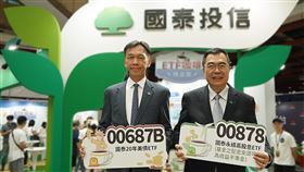 「榮耀20 ETF啟動財富博覽會」，國泰投信董事長張錫(左)、總經理張雍川(右)邀請民眾到國泰投信攤位品嘗美味咖啡，進行ETF咖啡占卜。（圖／國泰投信提供）