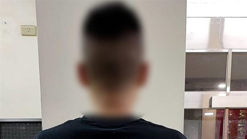 少年無照逆向迴轉險撞車　被駕駛打到破頭