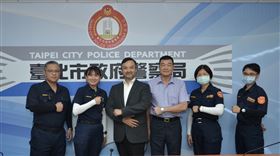 北市警察之友會士林辦事處　贈士林警防曬袖套抗炎夏　士林分局提供