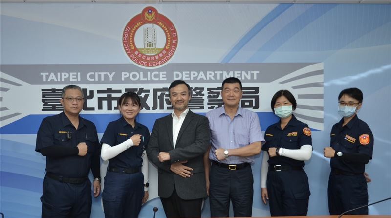 北市警察之友會　贈士林警防曬袖套抗炎夏