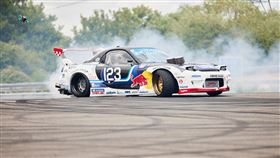 F1世界冠軍維斯塔潘極致甩尾初體驗。（圖／Red Bull提供）

