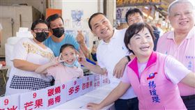 侯友宜在楊瓊瓔陪同下掃市場。（圖／侯友宜辦公室提供）