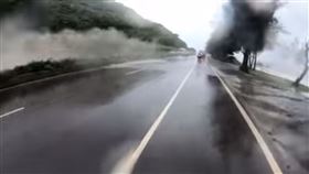 轎車雨天「狠踩油門」濺水坑！騎士髒水潑全身　畫面曝光全場怒：故意的