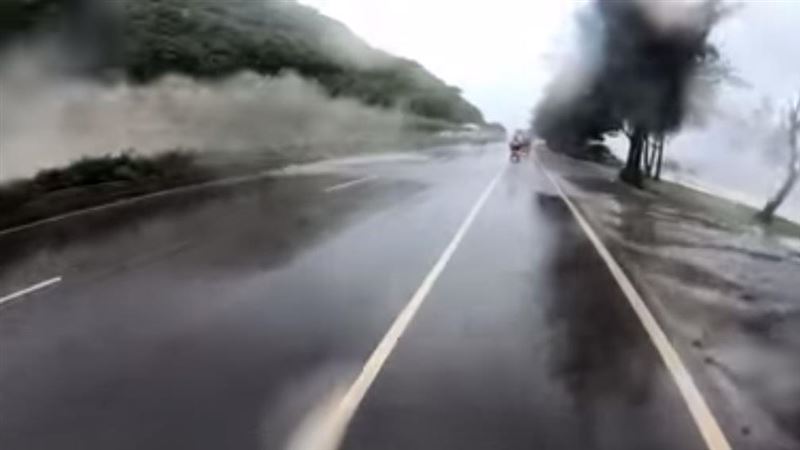 轎車狠踩油門濺水坑　畫面曝光惹眾怒