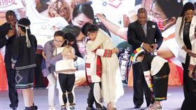 3 貴賓與原住民小朋友代表互相擁抱，傳遞愛的力量。(貿協提供)