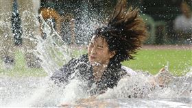 ▲籃籃身先士卒帶頭在大帆布上濕身滑水。（圖／樂天桃猿球團提供）