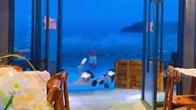 巨浪來襲！2女被打趴「直送餐廳門口」　網笑：貴賓兩位裡面請（翻攝自微博）