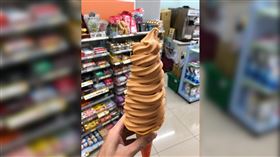 網友分享，店員因停不下來，而擠了10圈的霜淇淋給自己。（圖／翻攝自7-11全家 各超商新品資訊共享 臉書）