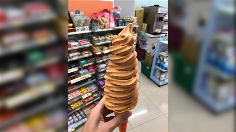 店員「大方」擠10圈霜淇淋　原因笑翻千人