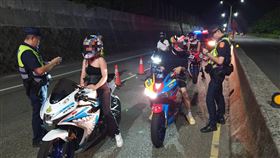  金山警察 夜衝 新北市 萬金山 取締 無照 飆車（圖／翻攝自金山警好讚）馬賽克版