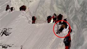 搬運工倒在世界第二高峰K2，被50登山客跨過身體活活等死！遭批自私攻頂不救人。（翻自《每日郵報》）