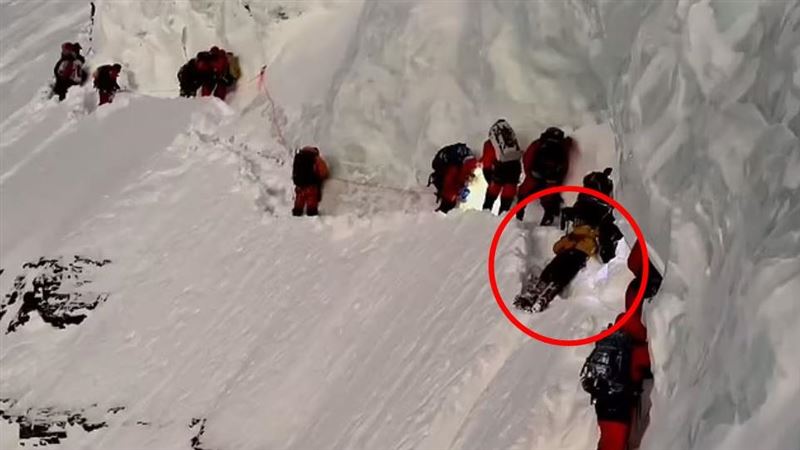 搬運工倒在K2高峰　慘被50登山客跨過等死
